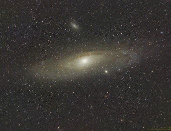 2019/07 M31 - Andromedagalaxie M31 - Andromedagalaxie Diese Galaxie ist unser nächster großer Nachbar und gehört mit ca. 2,5 Millionen Lichtjahren Entfernung auch zur "lokalen Gruppe". Der...