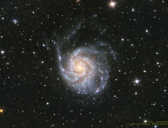 2020/03 M101 - Feuerradgalaxie M101 - Feuerradgalaxie. Sie liegt ca. 25 Mio. Lichtjahre von der Erde entfernt und besteht aus mindestens einer Billion Sternen (>1.000.000.000.000). Ihr...