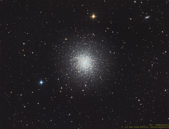 2021/04 M13 - Herkuleshaufen Der Herkuleshaufen ist ein Kugelsternhaufen mit > 1 Mio. Sterne. Er ist ca. 26.000 Lichtjahre von der Erde entfernt. Die kleine Galaxie (NGC 6207) oben rechts...
