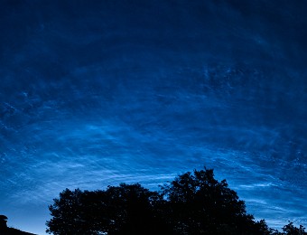 2020/07 Leuchtende Nachtwolken (NLC) Nikon D750, Samyang 20 mm, f/2.2, 1 Sek., ISO 200 Ein kleines Panorama von einem tollen NLC Display. Aufnahmeort/-datum: Wildsachsen / Juli 2020