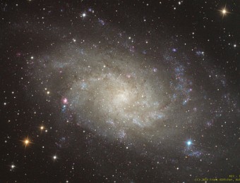 2019/10&12 M33 - Dreiecksgalaxie M33 - Die Dreiecksgalaxie liegt ca. 3 Millionen Lichtjahre von der Erde entfernt und gehört neben Andromeda und der Milchstraße zur "lokalen Gruppe"....