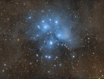 2022/02 M45 - Plejaden (Sieben Schwestern) Die Plejaden sind ein markanter offener Sternhaufen, mit reflektierenden Staubstrukturen, im Sternbild Stier. Sie sind mit dem bloßen Auge am Nachthimmel gut...