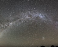 Milchstrasse in Namibia Ein Mosaik aus 8 Einzelbildern, das die Milchstrasse über namibischem Himmel zeigt. Aufnahmedaten: Nikon D750; Samyang 20mm f/1,8; 30 Sekunden...