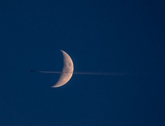 2018/07 Flugzeug vor Mond Nikon D5100; Tamron 18-270 @ 270mm; ISO 640; 1/500 Sek.; f/6, Bei ein paar Testreihen mit der Mondsichel, flog tatsächlich zufällig ein Flugzeug durchs Bild...