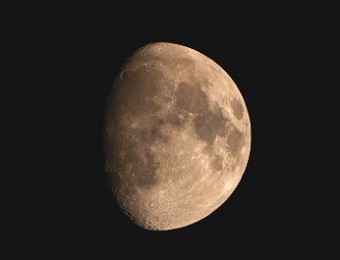2019/02 Mond Nikon D5100; Esprit ED 80; 2x Barlowlinse; 1/640 Sekunde; ISO 200; Einzelaufnahme Für den Test des Teleskops mit der Nikon D5100 musste der Mond herhalten, da...