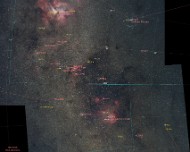 2022/04 Mosaik der Region um Eta Carinae, die südlichen Plejaden und den Running Chicken Nebel ANNOTIERT Mosaik aus zwei Paneelen: Eta Carinae, die südlichen Plejaden und den Running Chicken Nebel (annotiert). Aufnahmedaten: Omegon Vetec 571C; Samyang 135mm; 165 x...