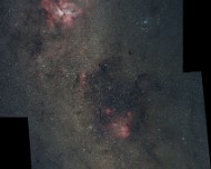 2022/04 Mosaik der Region um Eta Carinae, die südlichen Plejaden und den Running Chicken Nebel Mosaik aus zwei Paneelen: Eta Carinae, die südlichen Plejaden und den Running Chicken Nebel Runterladen und Reinzoomen lohnt sich! Aufnahmedaten: Omegon Vetec...