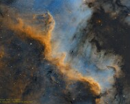 2025/08 NGC 7000 - Die große Wand im Schwan Die große Wand ist Teil eines Emissionsnebels (Nordamerikanebel) im Sternbild Schwan und ist etwa 2.500 Lichtjahre entfernt. An der 