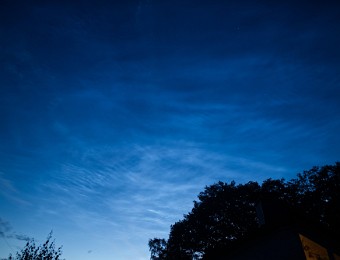 2020/06 Leuchtende Nachtwolken (NLC) Nikon D750, Samyang 20 mm, f/2.2, 1 Sek., ISO 200 Wie bestellt, riss der Himmel auf und gewährte einen Blick auf ein tolles NLC Display. Aufnahmeort/-datum:...
